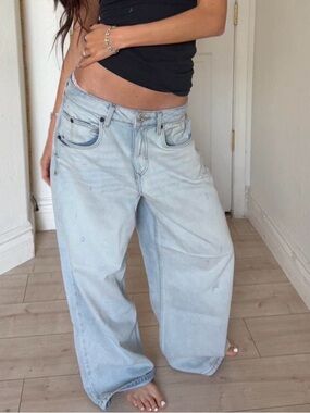 LIGHT WASH LOW WAISTED JEANS